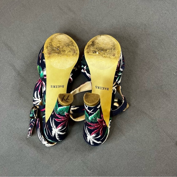 Ladies Size 7.5 Bakers Mccoy Multi Colored Sandals - Picture 7 of 9